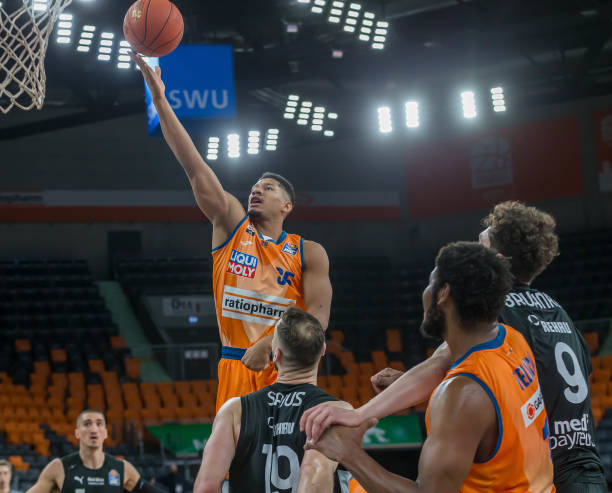 卢卡斯等人 卢卡斯等人